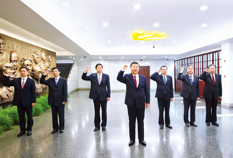 　2017年10月31日，中共中央總書記、國家主席、中央軍委主席習近平帶領中共中央政治局常委李克強、栗戰書、汪洋、王滬寧、趙樂際、韓正，瞻仰上海中共一大會址和浙江嘉興南湖紅船。這是31日上午，在上海中共一大會址紀念館，習近平帶領其他中共中央政治局常委同志一起重溫入黨誓詞。 新華社記者 蘭紅光/攝